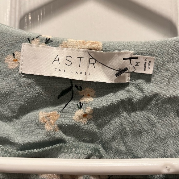 ASTR THE LABEL BUTTON WRAP FRONT FLORAL TOP in Sage Light Green Multi Fl… - Picture 12 of 14